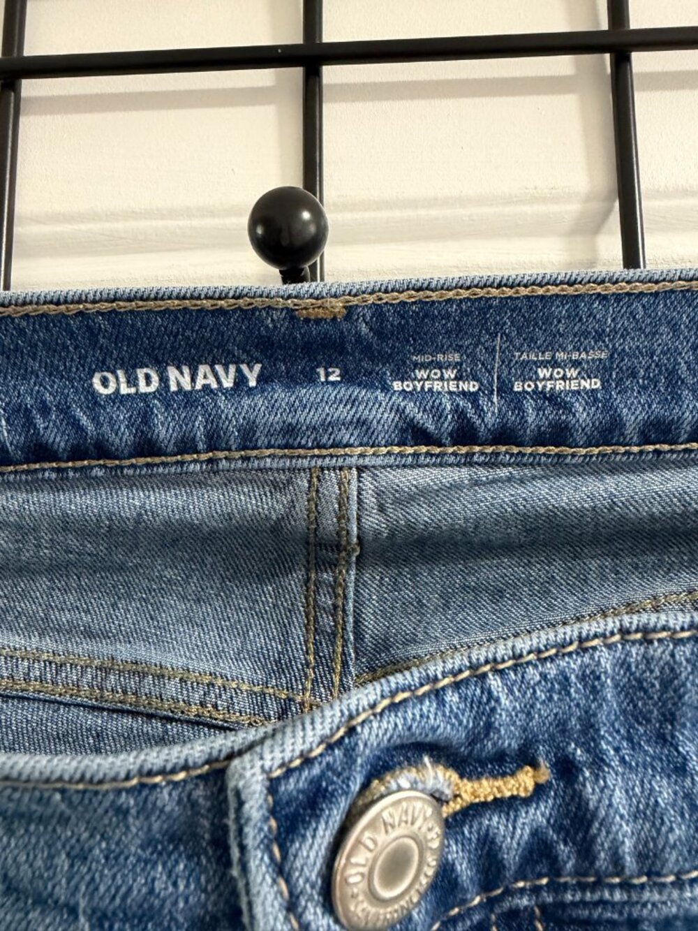 Old Navy Mid-Rise Wow Boyfriend Jeans 12 – Medium Wash